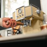 Cecotec Power Espresso 20 Tradizionale Sand – Máquina de Café Expresso 1350W, 20 Bar, Vaporizador, Manómetro, Depósito 1,5L – Amarelo - Image 4