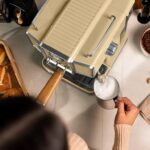 Cecotec Power Espresso 20 Tradizionale Sand – Máquina de Café Expresso 1350W, 20 Bar, Vaporizador, Manómetro, Depósito 1,5L – Amarelo - Image 3