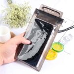 Capa Universal Impermeável Suspensa para Telemóvel Roxa - Image 2